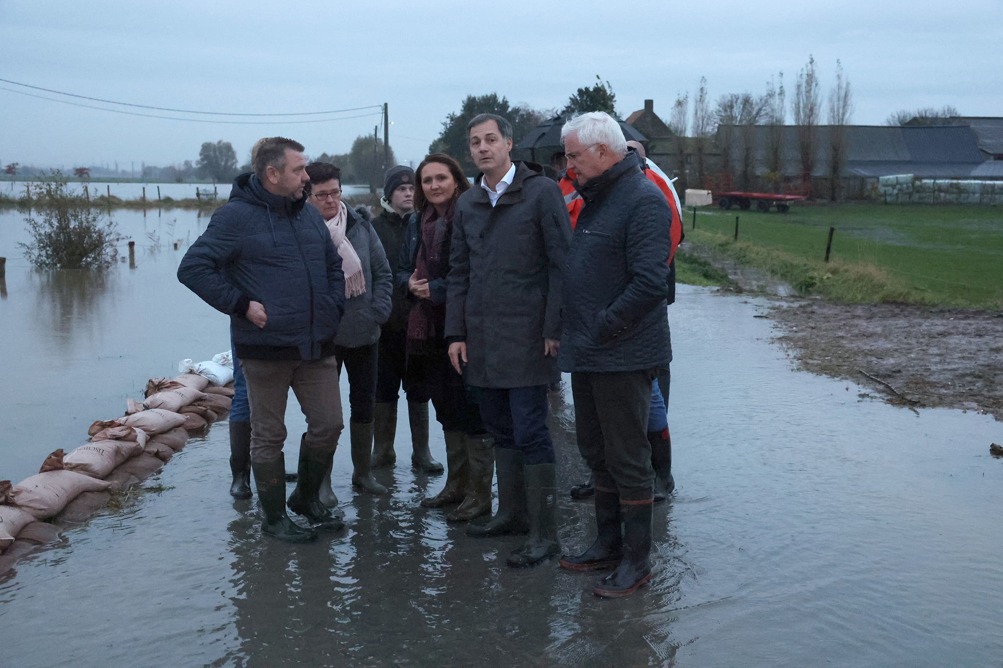 Premierminister Alexander De Croo hat am Donnerstagnachmittag zusammen mit der neuen flämischen Innenministerin Gwendolyn Rutten das Katastrophengebiet besucht (Bild: Kurt Desplenter/Belga)