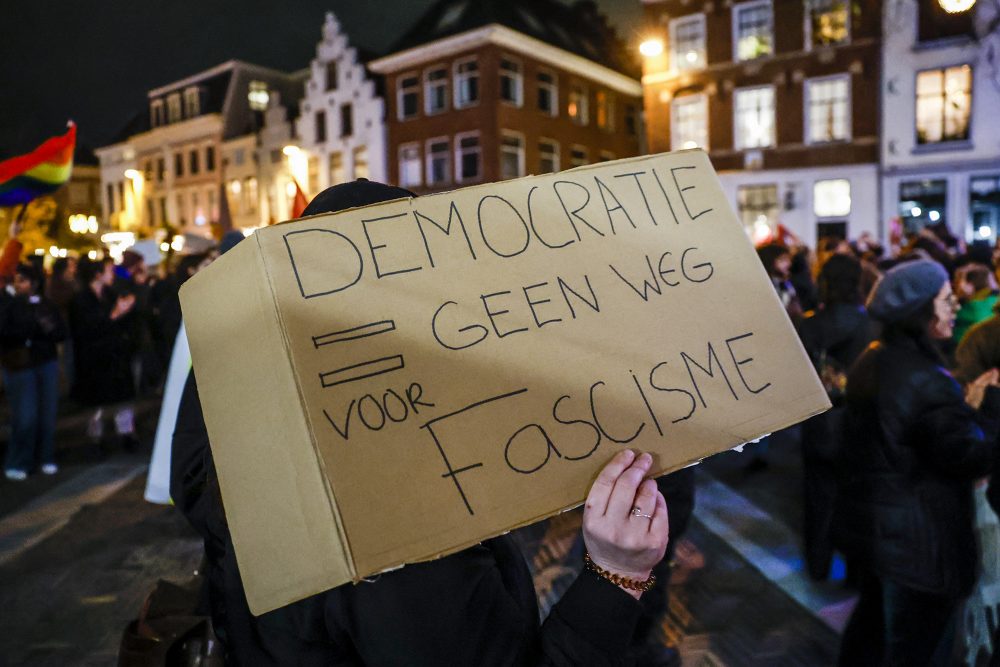 Demonstration vor dem Rathaus von Utrecht (Bild: Robin van Lonkhuijsen/ANP/AFP)