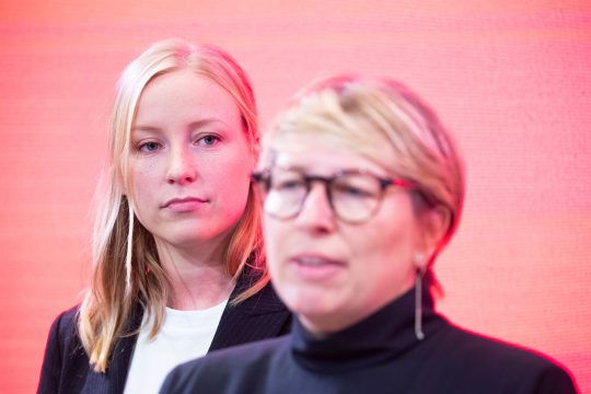 Die neue Vooruit-Vorsitzende Melissa Depraetere und Vooruit-Föderalministerin Caroline Gennez (Bild: Nicolas Maeterlinck/Belga)