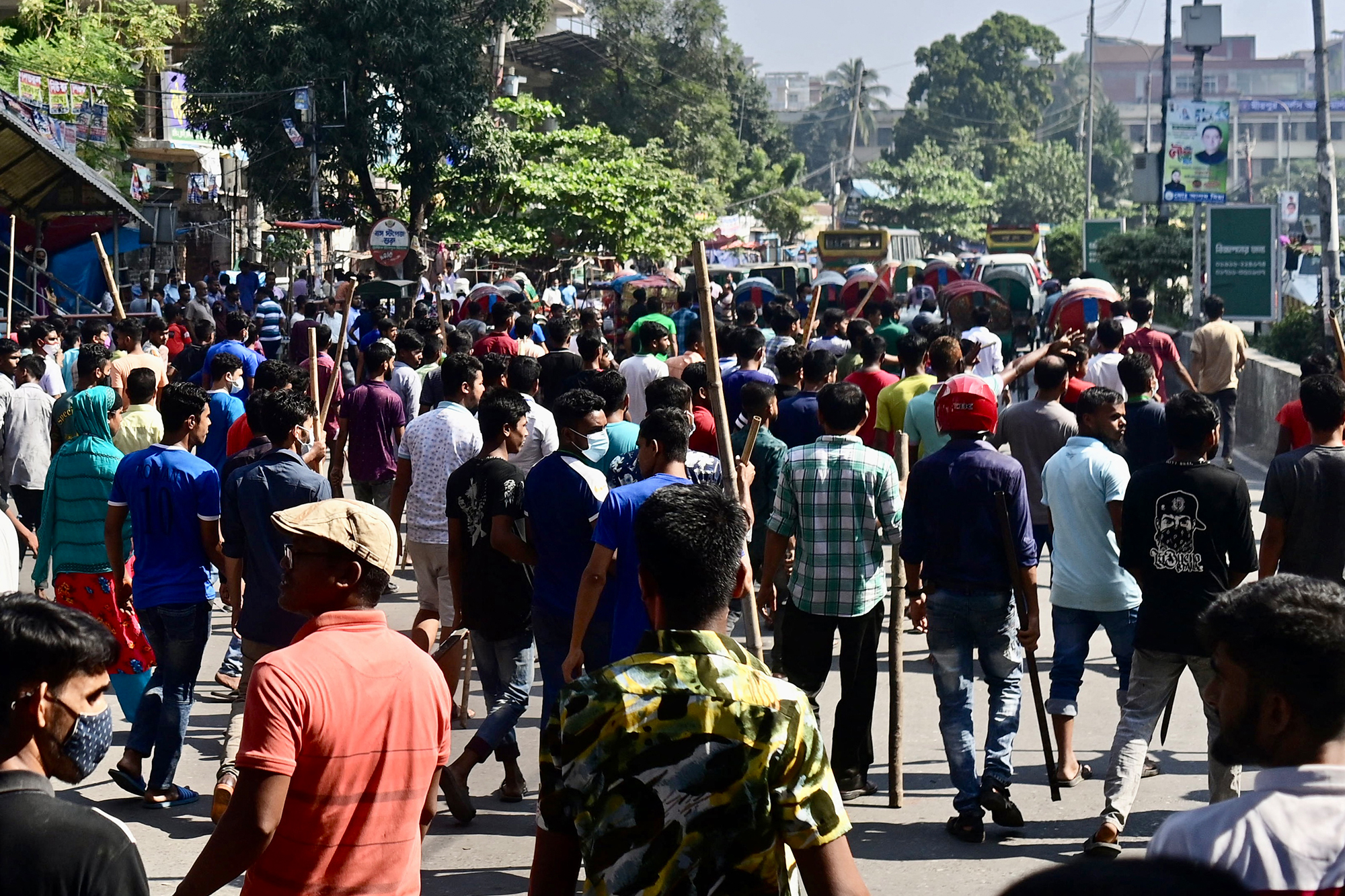 Textilarbeiter blockieren eine Straße in Dhaka (Bild: Munir uz Zaman/AFP)