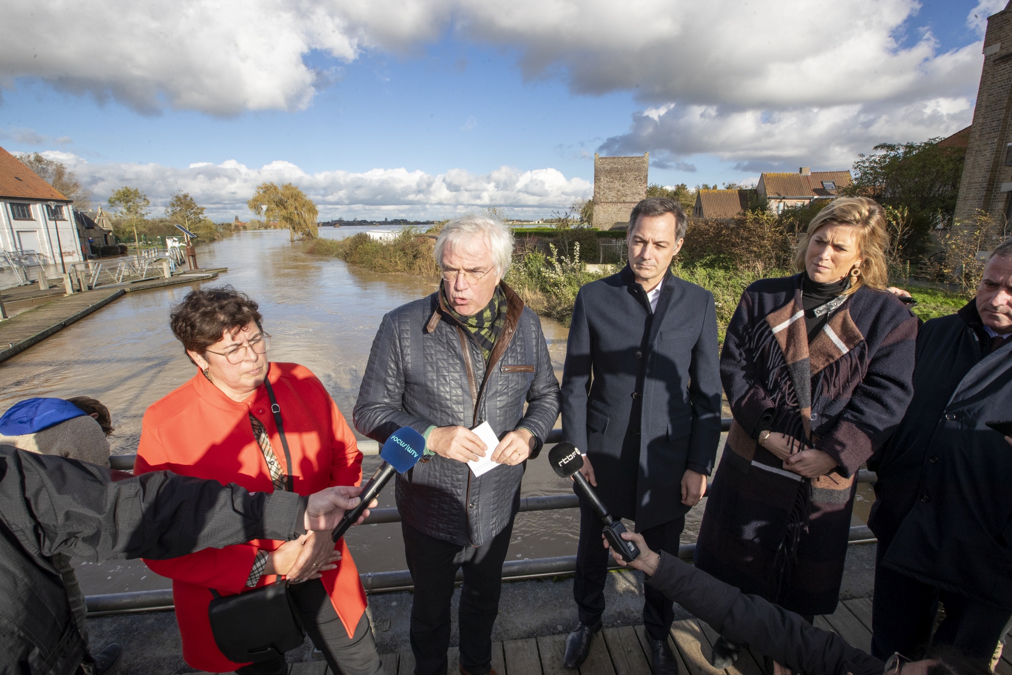 Diksmuide Bürgermeister Lies Laridon, West-Flanderns Provinzgouverneur Carl Decaluwe, Premierminister Alexander De Croo und Innenministerin Annelies Verlinden (Bild:Nicolas Maeterlinck/Belga)