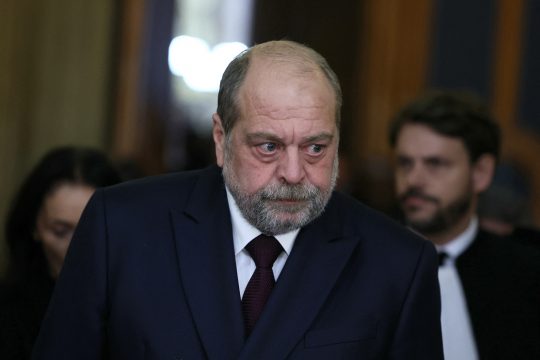 Eric Dupond-Moretti beim Verlassen des Gerichts am Mittwoch (Bild: Alain Jocard/AFP)