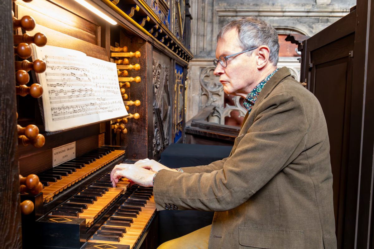 Organist Pierre Thimus (Bild: Julien Claessen/BRF)