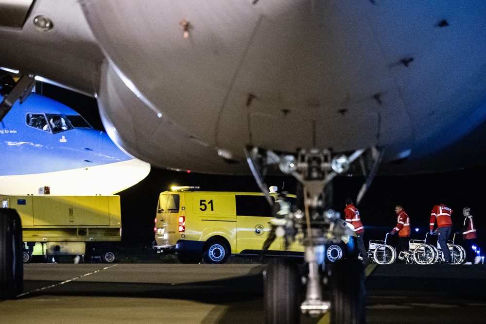 Flughafen-Mitarbeiter warten auf die Rückkehrer (Bild: Rob Engelaar/AFP)