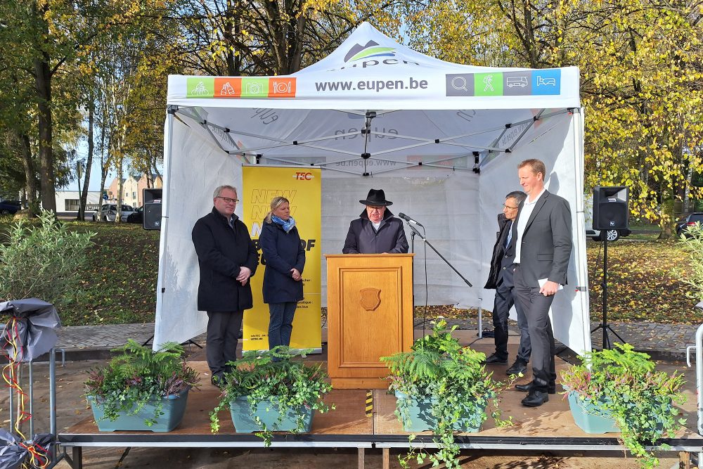 Neuer Eupener Bushof eingeweiht: (v.ln.r.) Philippe Henry (wallonischer Mobilitätsminister), Claudia Niessen (Bürgermeisterin der Stadt Eupen), Michael Scholl (Mobilitätsschöffe der Stadt Eupen), Frédéric Dhondt (Geschäftsführer der TEC Lüttich-Verviers) und Jean-Michel Soors (Generalverwalter der TEC) (Bild: Dogan Malicki/BRF)