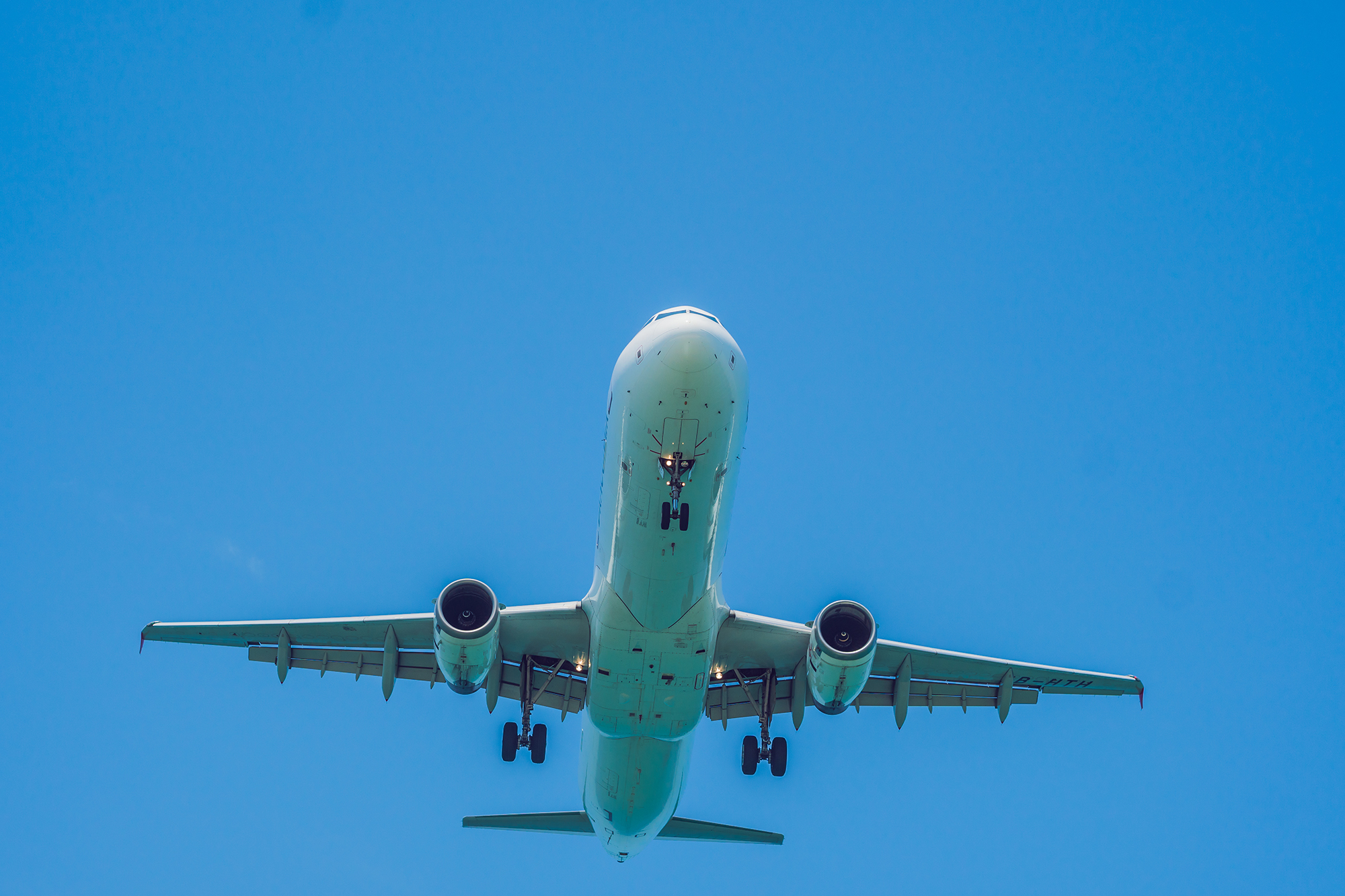 Flugzeug startet oder landet (Illustrationsbild: © galitskaya/PantherMedia)
