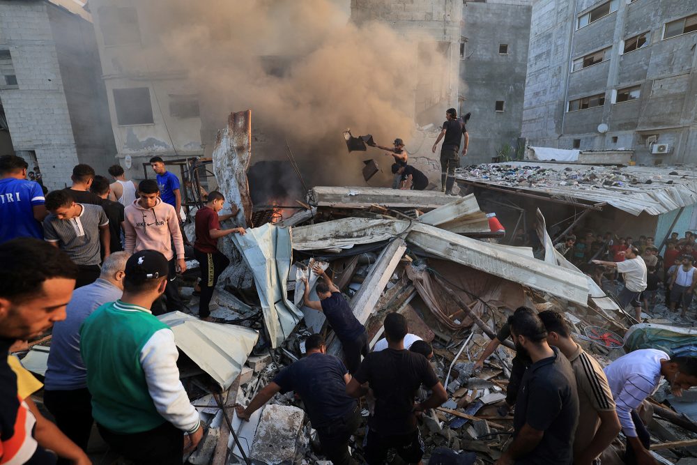 Nach Raketenangriff im südlichen Gazastreifen: Palästinenser suchen nach Überlebenden (Bild: Mahmud Hams/AFP)