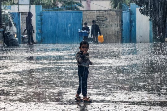 Ein Junge vor einer Schule des Hilfswerks der Vereinten Nationen für Palästinaflüchtlinge im Nahen Osten in Rafah im südlichen Gazastreifen (Bild: Said Khatib/AFP)