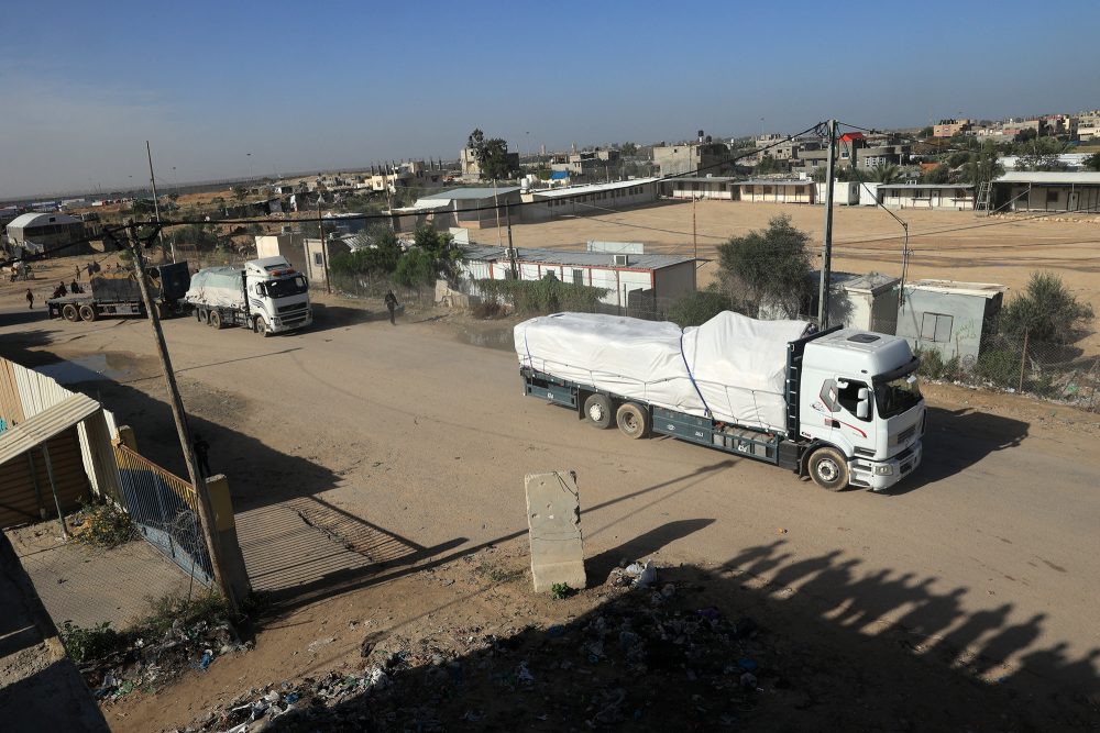Lastwagen mit humanitären Hilfsgütern fahren nach Inkrafttreten der Feuerpause über den Grenzübergang Rafah von Ägypten in den Gazastreifen ein (Bild: Said Khatib/AFP)