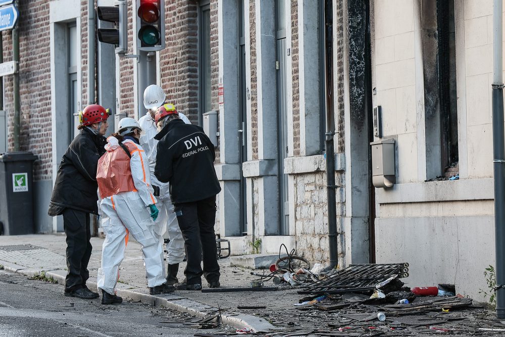 Forensische Experten untersuchen den Brand in Huy (Bild: Bruno Fahy/Belga)