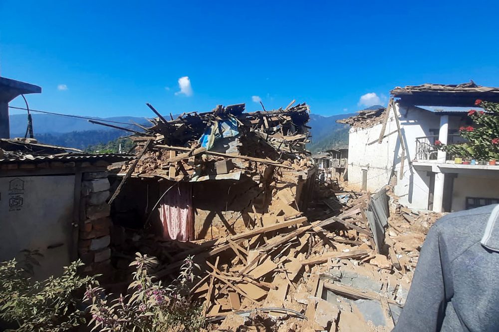 Nach Erdbeben in Nepal: Zerstörte Häuser in einem Dorf im Distrikt Jajarkot (Bild: Balkumar Sharma/AFP)