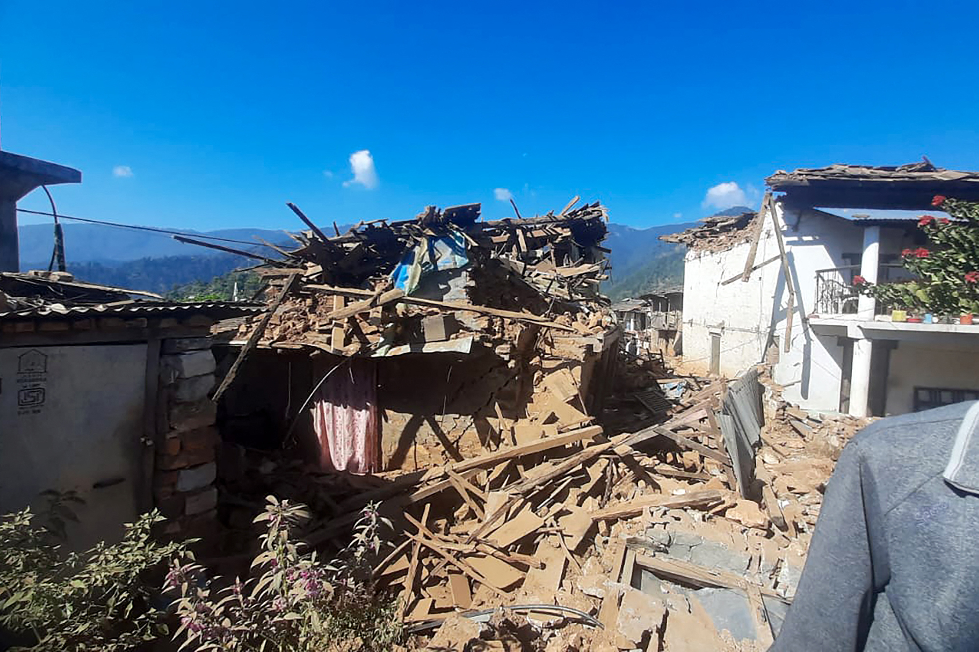 Nach Erdbeben in Nepal: Zerstörte Häuser in einem Dorf im Distrikt Jajarkot (Bild: Balkumar Sharma/AFP)