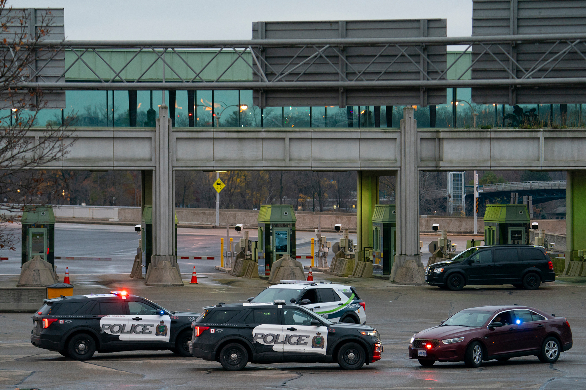 Kanadische Polizeiautos in der Nähe des Grenzübergangs Rainbow Bridge in die USA in Niagara Falls, wo ein Auto an einem Kontrollpunkt explodierte (Bild: Peter Power/AFP)