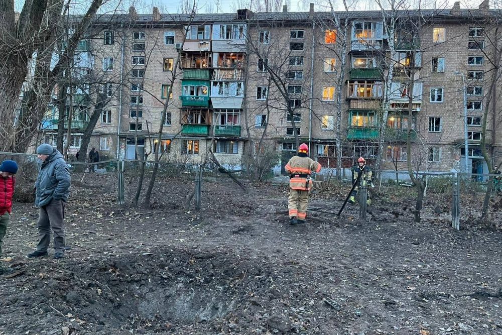 Nach Drohnenangriff: Rettungskräfte und Einwohner in Kiew (Bild: Ukrainian Emergency Service/AFP)