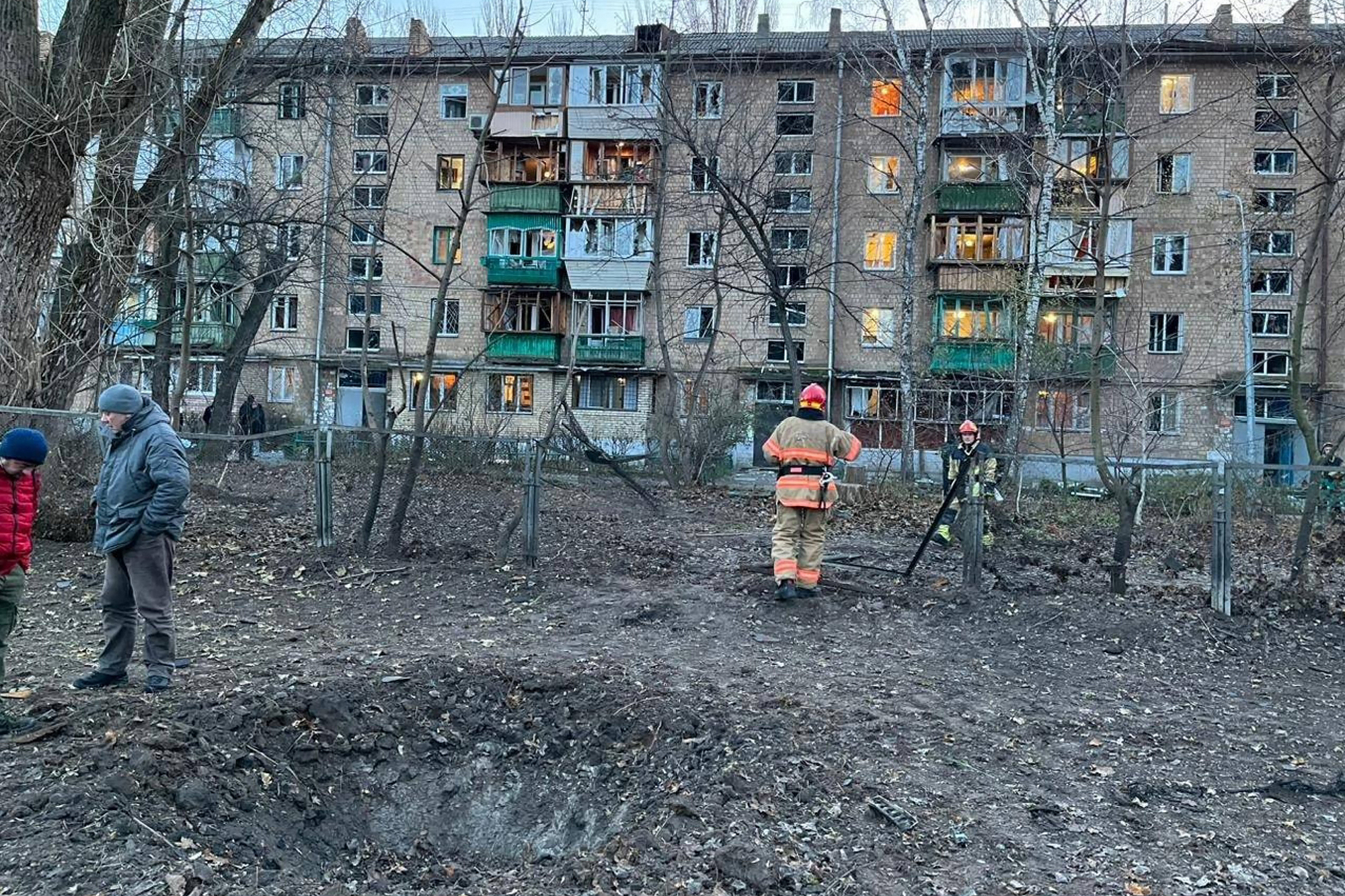 Nach Drohnenangriff: Rettungskräfte und Einwohner in Kiew (Bild: Ukrainian Emergency Service/AFP)