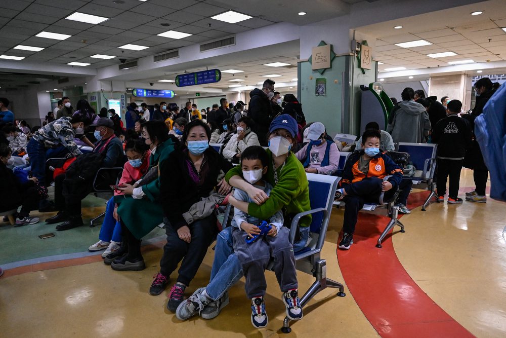 Kinder und ihre Eltern im Wartebereich eines Kinderkrankenhauses in Chinas Hauptstadt Peking (Bild: Jade Gao/AFP)