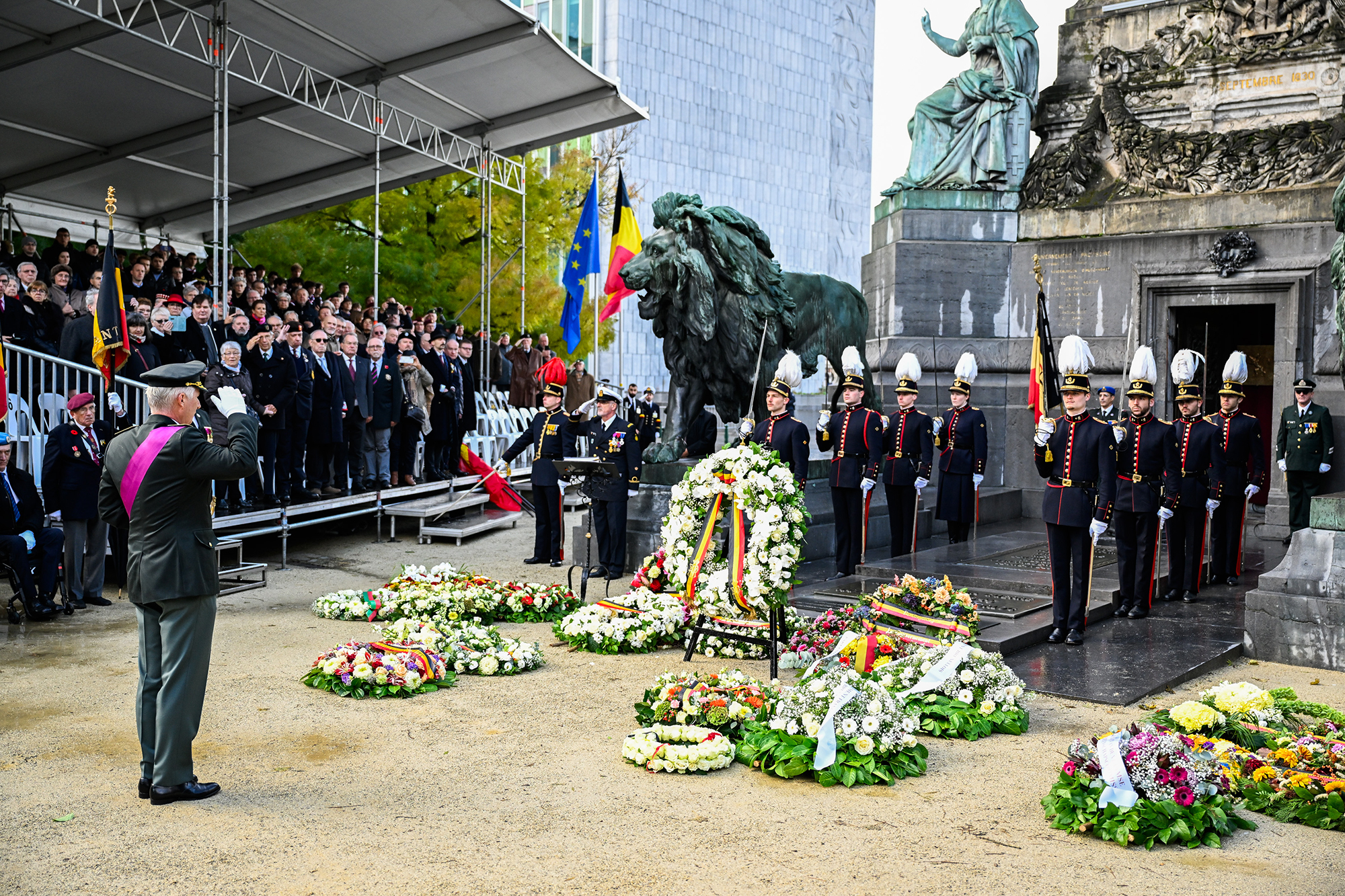 König Philippe bei der Gedenkfeier zum Ersten Weltkrieg am Grabmal des Unbekannten Soldaten in Brüssel (Bild: Laurie Dieffembacq/Belga)