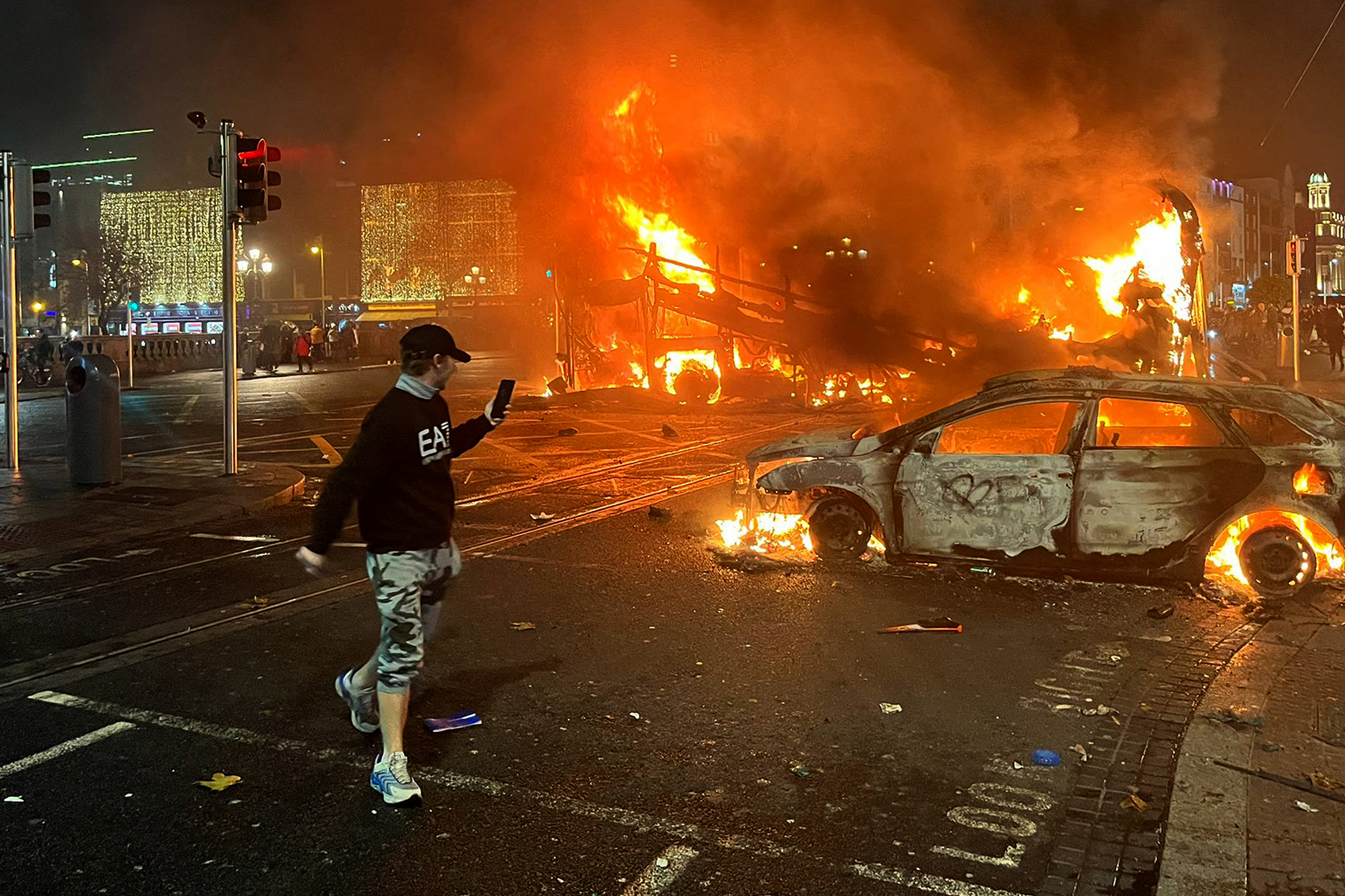 Bei den Krawallen in Irlands Hauptstadt Dublin wurden unter anderem ein Bus und ein Auto in Brand gesetzt (Bild: Peter Murphy/AFP)