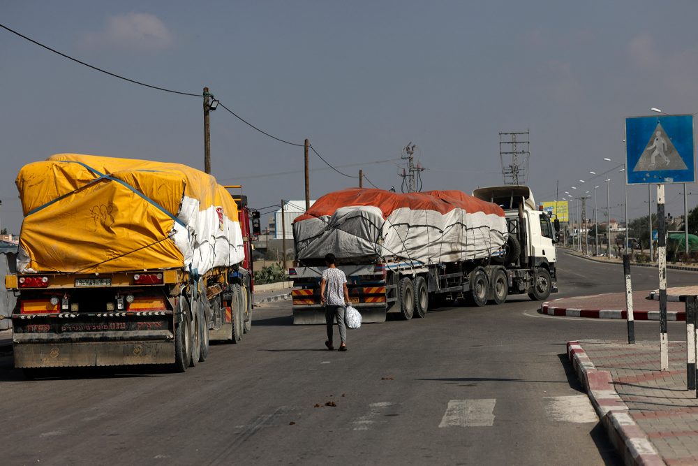 Lastwagen mit Hilfsgütern für Gaza fahren über die Grenze