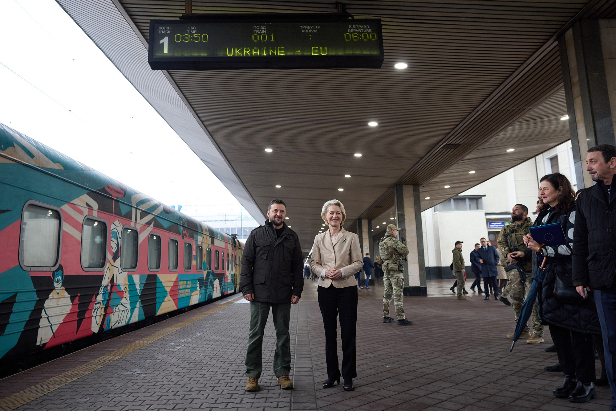 Ursula von der Leyen und Wolodymyr Selenskyj am Bahnhof von Kiew (Bild: Ukranian Presidential Press Service/AFP)