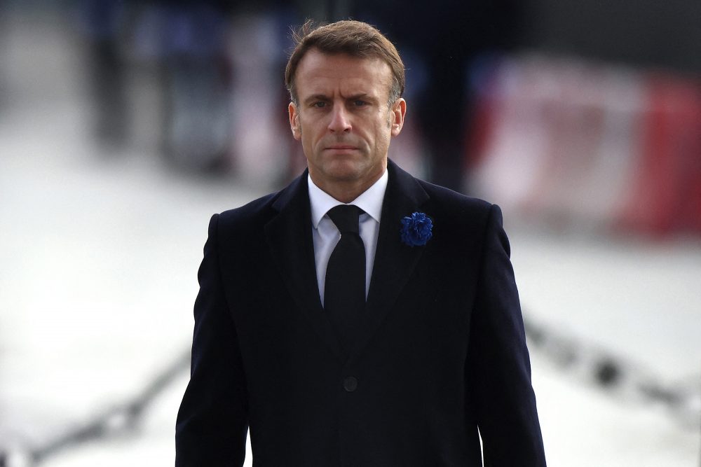 Frankreichs Präsident Emmanuel Macron am 11. November 2023 bei den Gedenkfeierlichkeiten zum 105. Jahrestag des Waffenstillstands vom 11. November 1918, am Grab des Unbekannten Soldaten am Arc de Triomphe in Paris (Bild: Mohammed Badra/Pool/AFP)