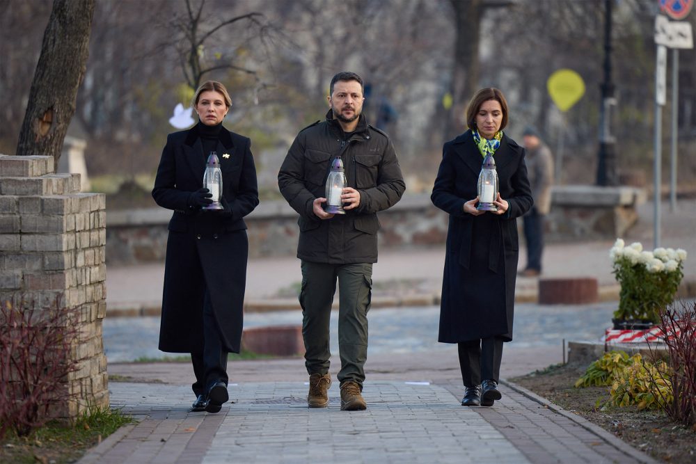 Der ukrainische Präsident Wolodymyr Selenskyj, die First Lady Olena Zelenska (li.) und die Präsidentin der Republik Moldau Maia Sandu beim Besuch der Gedenkstätte für die "Hundert himmlischen Helden", die vor zehn Jahren während der Massenproteste auf dem Maidan getötet wurden (Bild: Handout/Ukrainian Presidential Press Service/AFP)