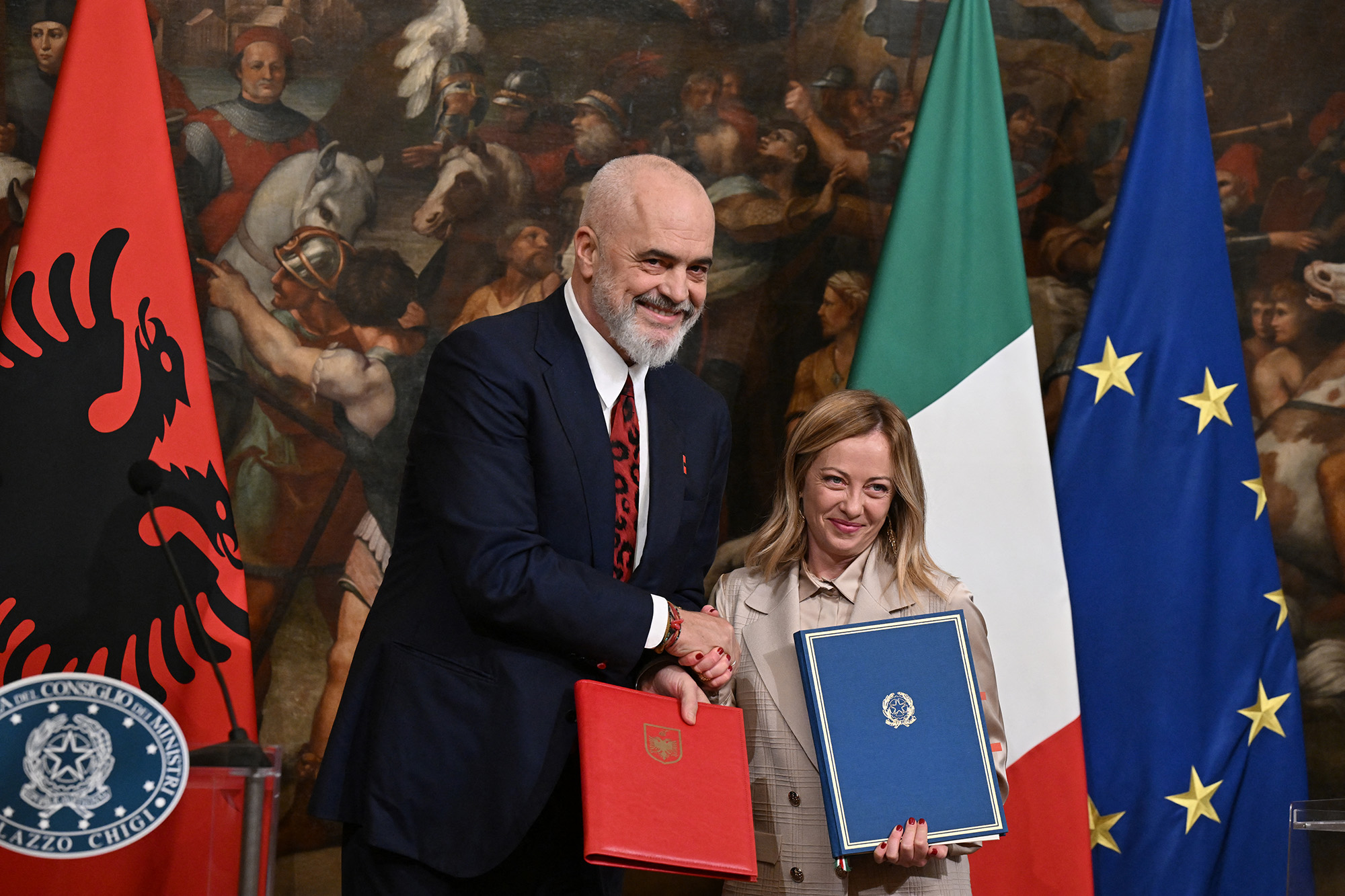 Die italienische Premierministerin Meloni und Albaniens Premierminister Rama nach der Unterzeichung der Absichtserklärung