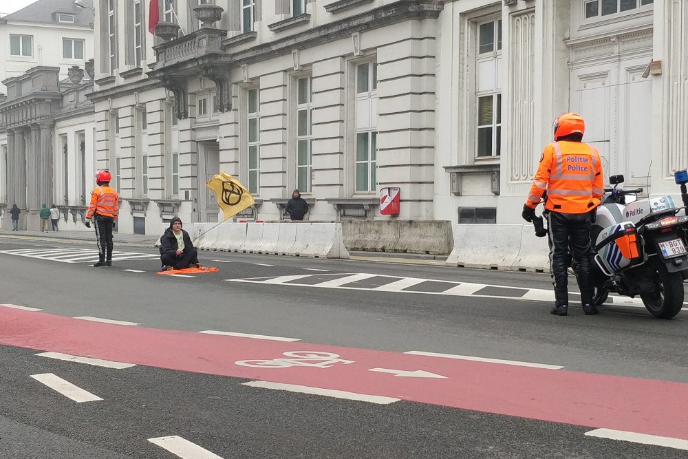 Wouter Mouton klebt sich auf die rue de la Loi