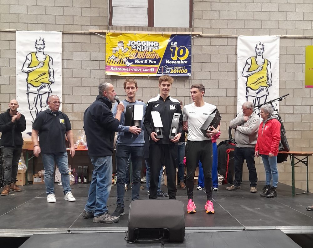 Nachtlauf in Dolhain: Das Podium der Männer mit Vincent Castermans (Dritter), Sieger Antoine Reul und Brice Degey (Zweiter) (Bild: Martin Brodel)