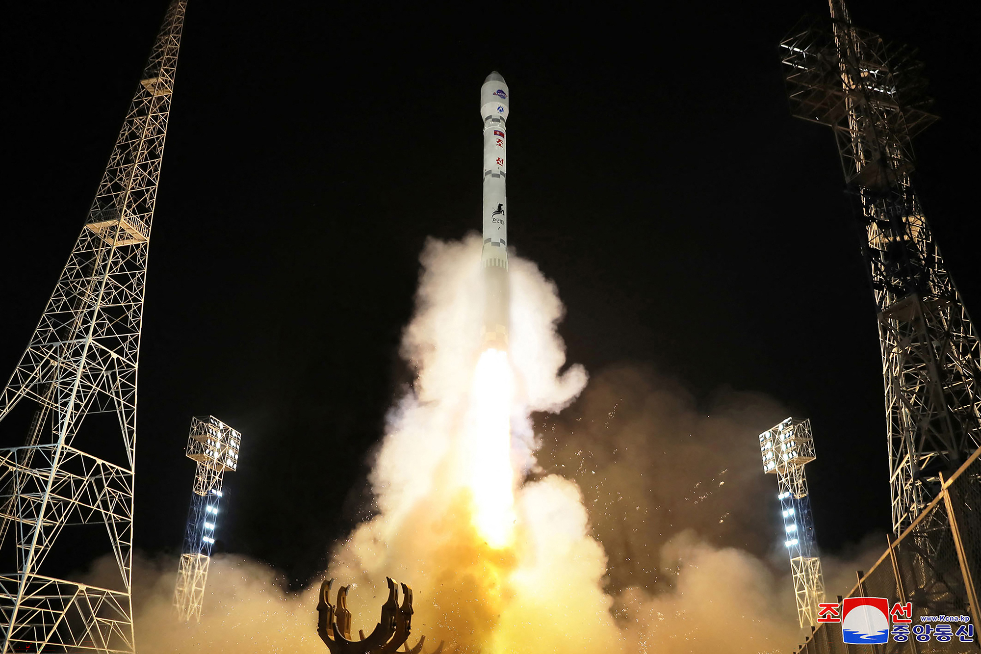 Das von Nordkoreas offizieller Zentraler Nachrichtenagentur (KCNA) veröffentlichte Bild zeigt eine Rakete mit dem Aufklärungssatelliten "Malligyong-1", die von der Sohae Satellite Launch Site in der Provinz Nord-Phyongan gestartet wurde (Bild: STR/KCNA via KNS/AFP)