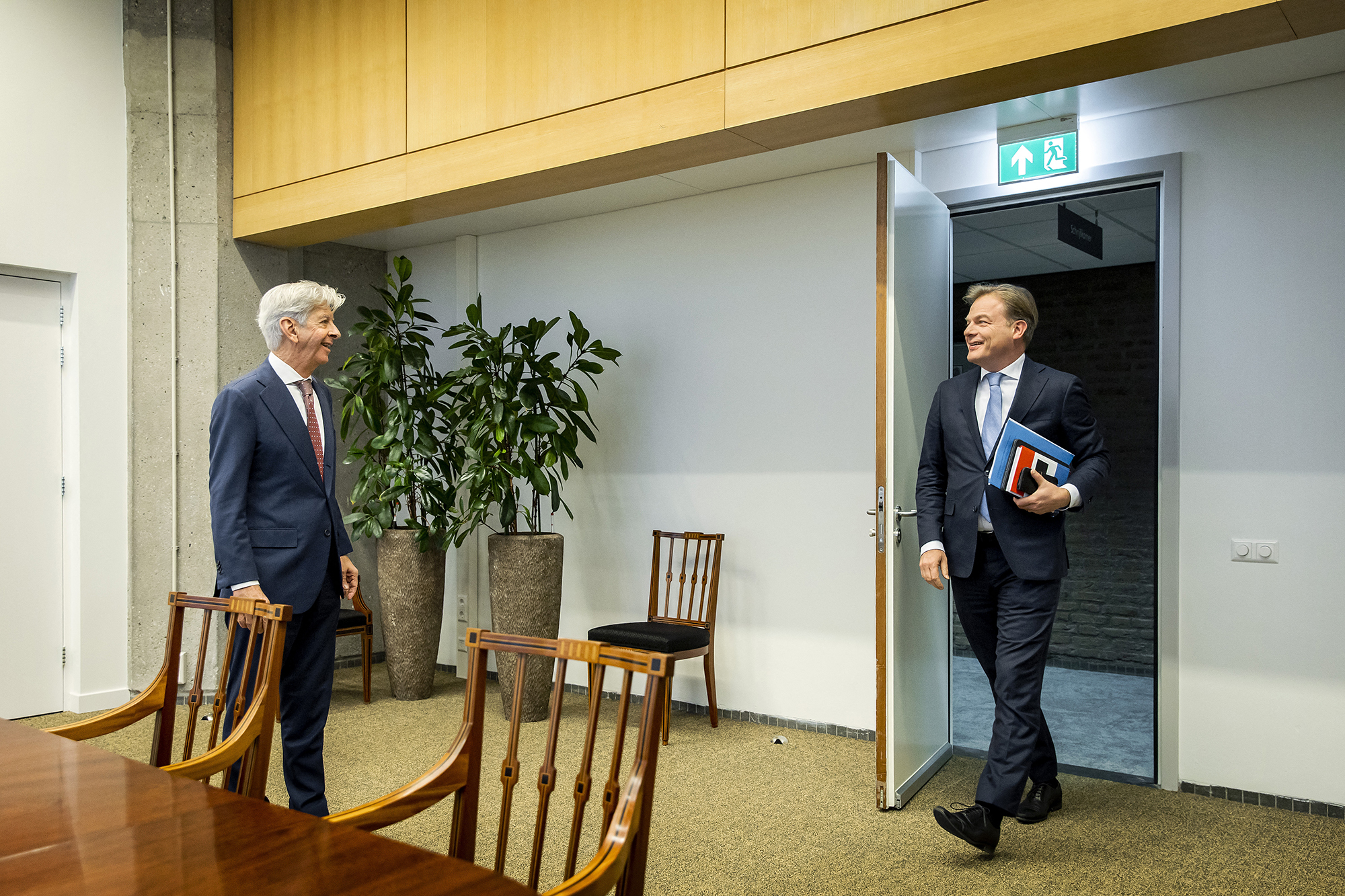 Pieter Omtzigt (NSC) mit Gesprächsleiter Ronald Plasterk am Mittwoch in Den Haag (Bild: Koen van Weel/ANP/AFP)