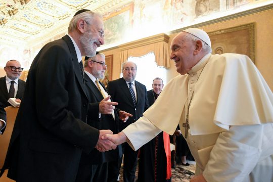 Papst Franziskus bei einem Treffen mit einer Delegation der Konferenz der europäischen Rabbiner im Vatikan (Bild: Handout/Vatican Media/AFP)