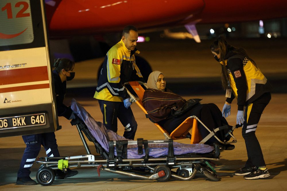 Eine der Patientinnen bei der Ankunft auf dem Flughafen von Ankara (Bild: Adem Altan/AFP)