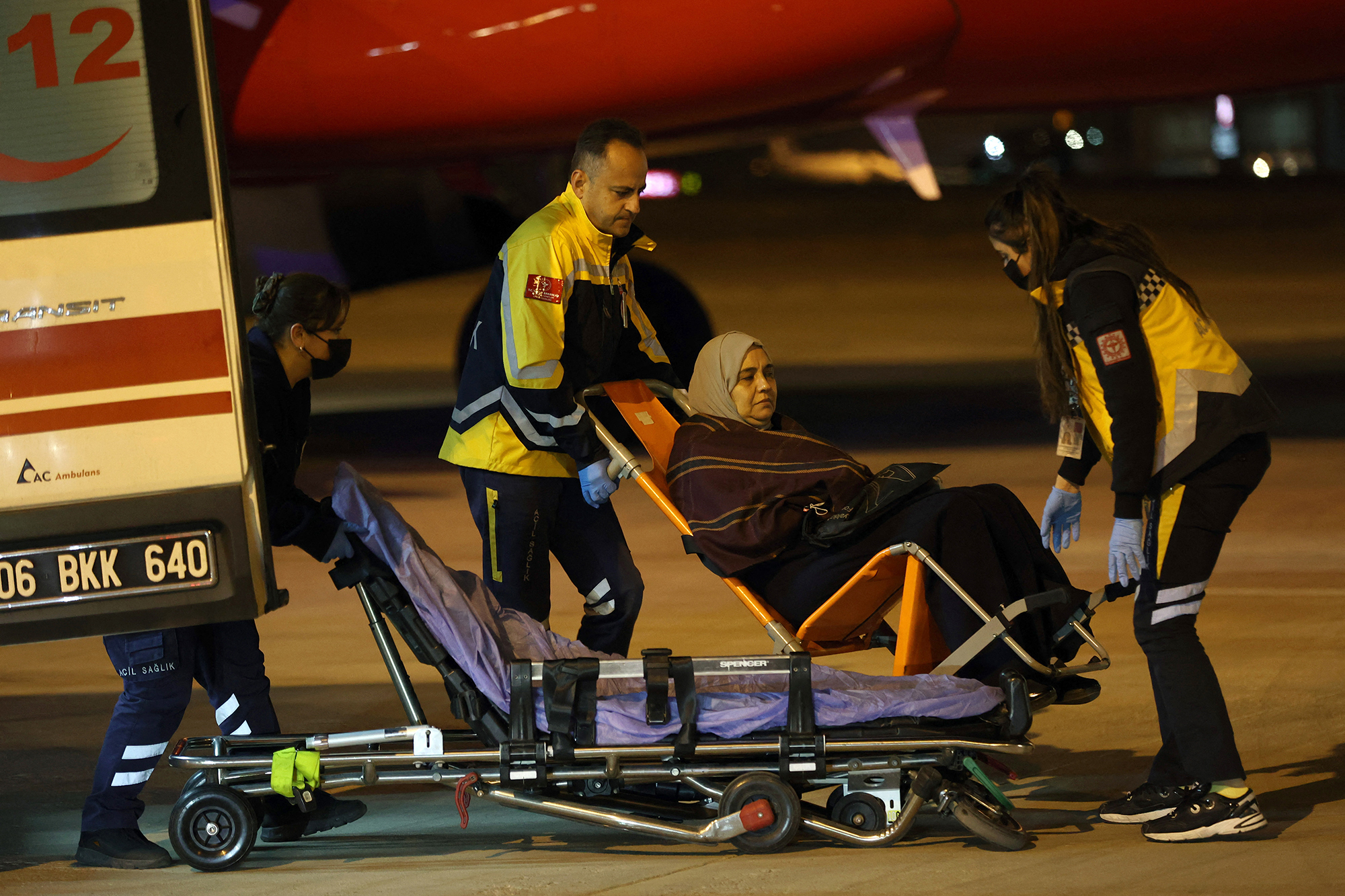 Eine der Patientinnen bei der Ankunft auf dem Flughafen von Ankara (Bild: Adem Altan/AFP)