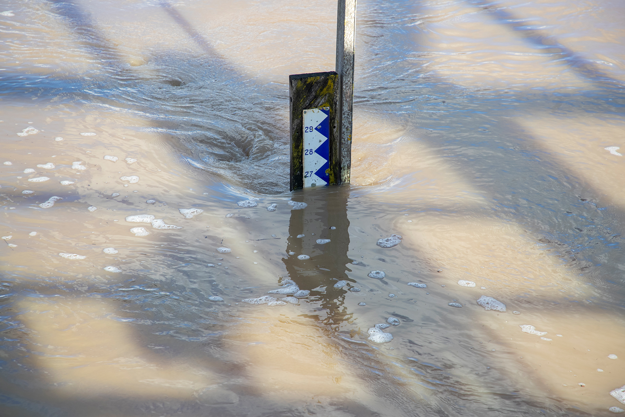 In Poperinge in der Provinz Westflandern sind die Pegel der Wasserläufe nach tagelangem Regen stark angestiegen (Bild: Nicolas Maeterlinck/Belga)