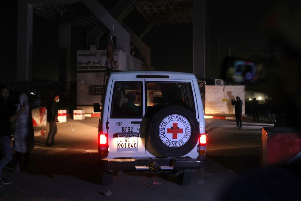 Wagen des Internationalen Roten Kreuzes mit freigelassenen Geiseln fährt in Richtung Grenzübergang Rafah (Bild: Mohammed Abed/AFP)