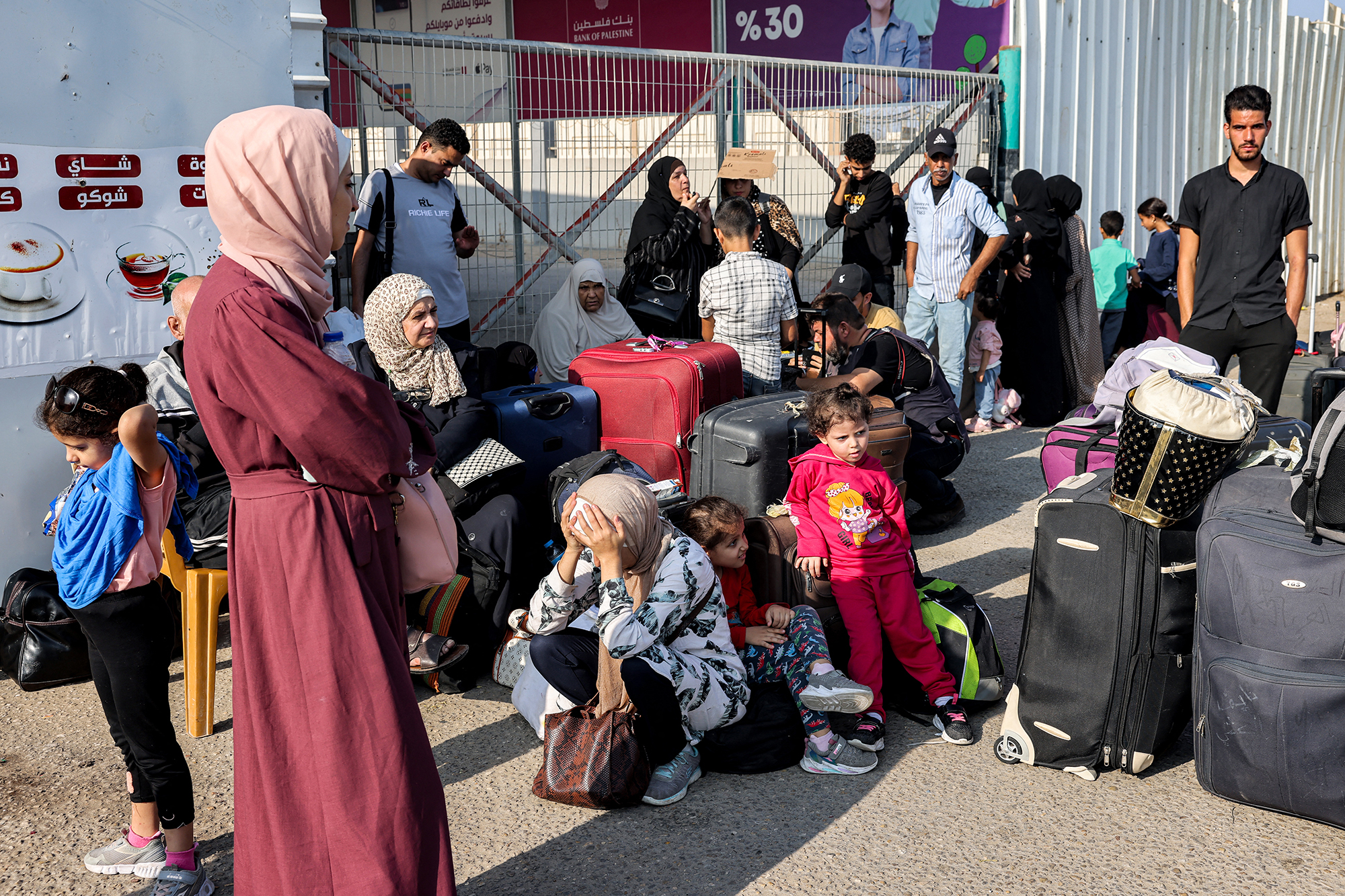 Warten auf die Ausreise aus Gaza am Grenzübergang Rafah (Bild: Mohammed Abed/AFP)