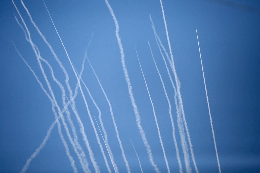 Spuren von Raketen am Himmel über Gaza (Bild: Bashar Taleb/AFP)