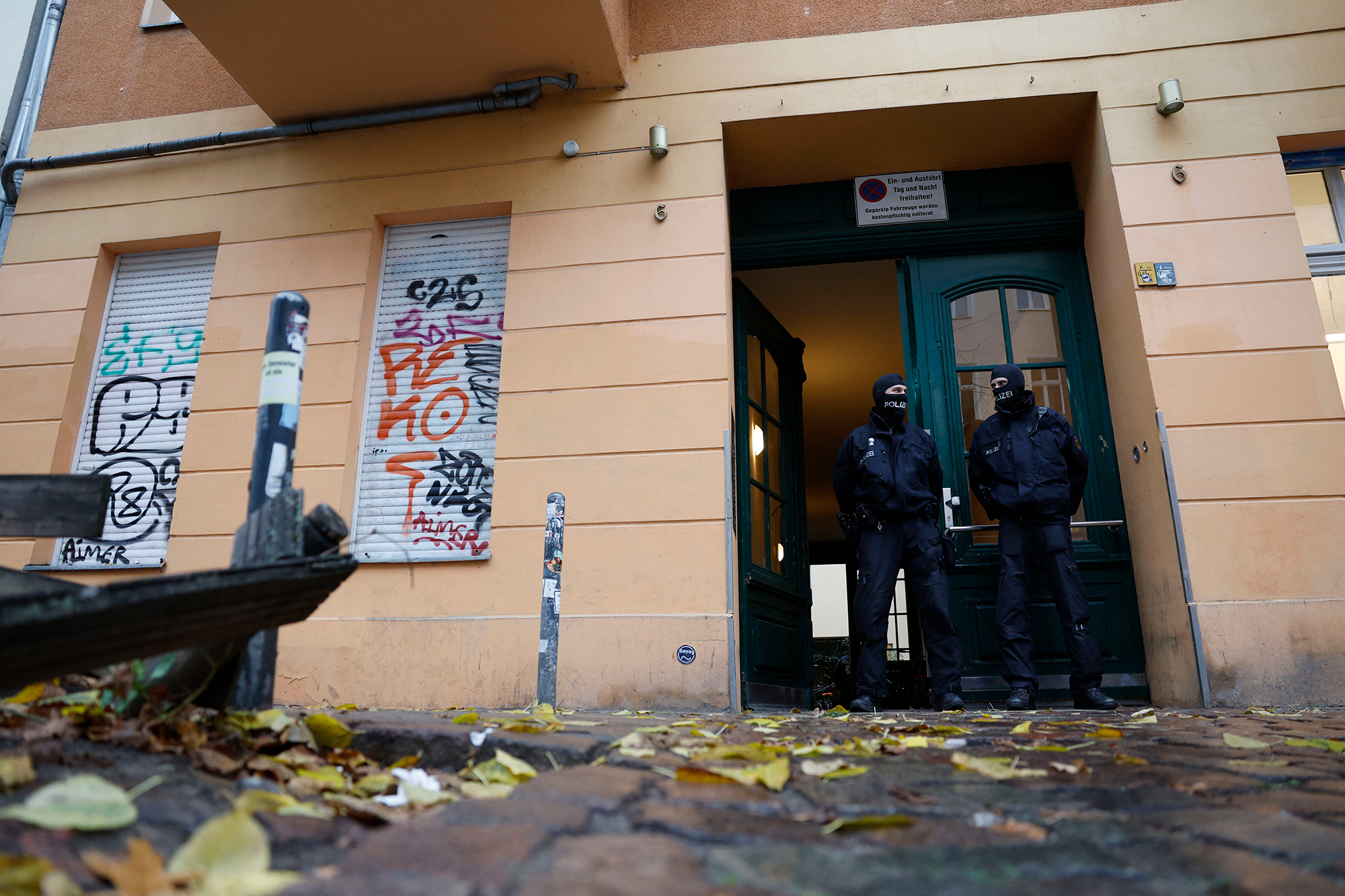 Razzia in einem Haus im Berliner Stadtteil Friedrichshain (Bild: Odd Andersen/AFP)