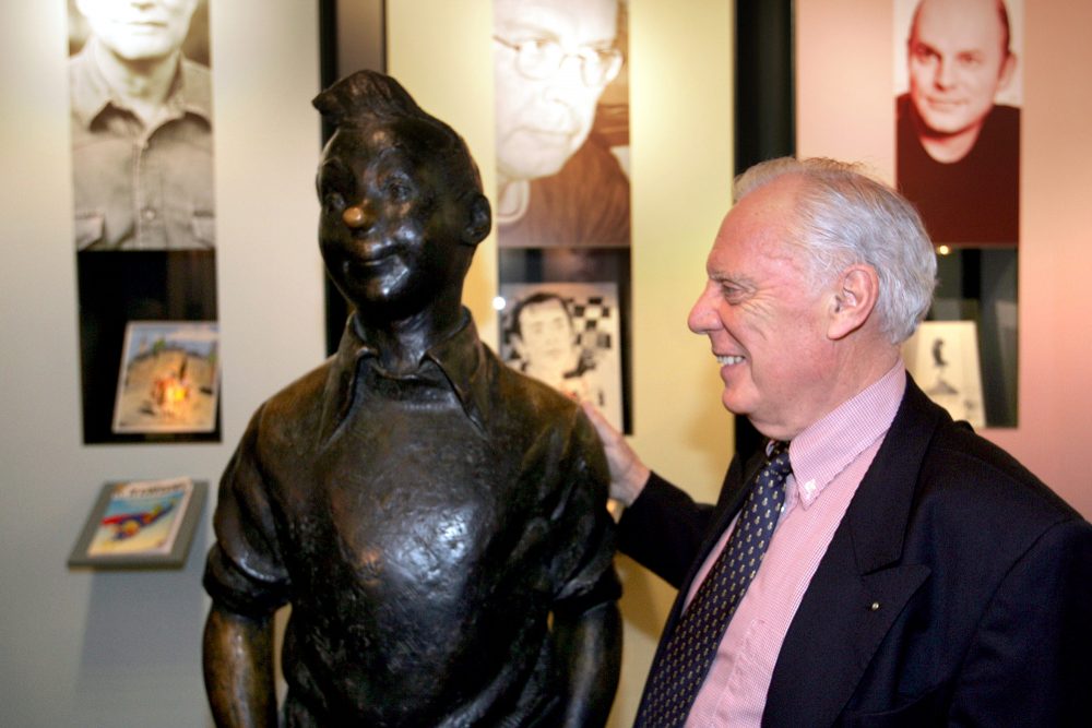 René Schyns neben einer Statue von Tim in der Ausstellung "Made in Belgium" im Jahr 2005 in Brüssel (Archivbild: John Thys/Belga)