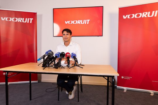 Conner Rousseau gibt seinen Rücktritt als Vooruit-Chef bekannt