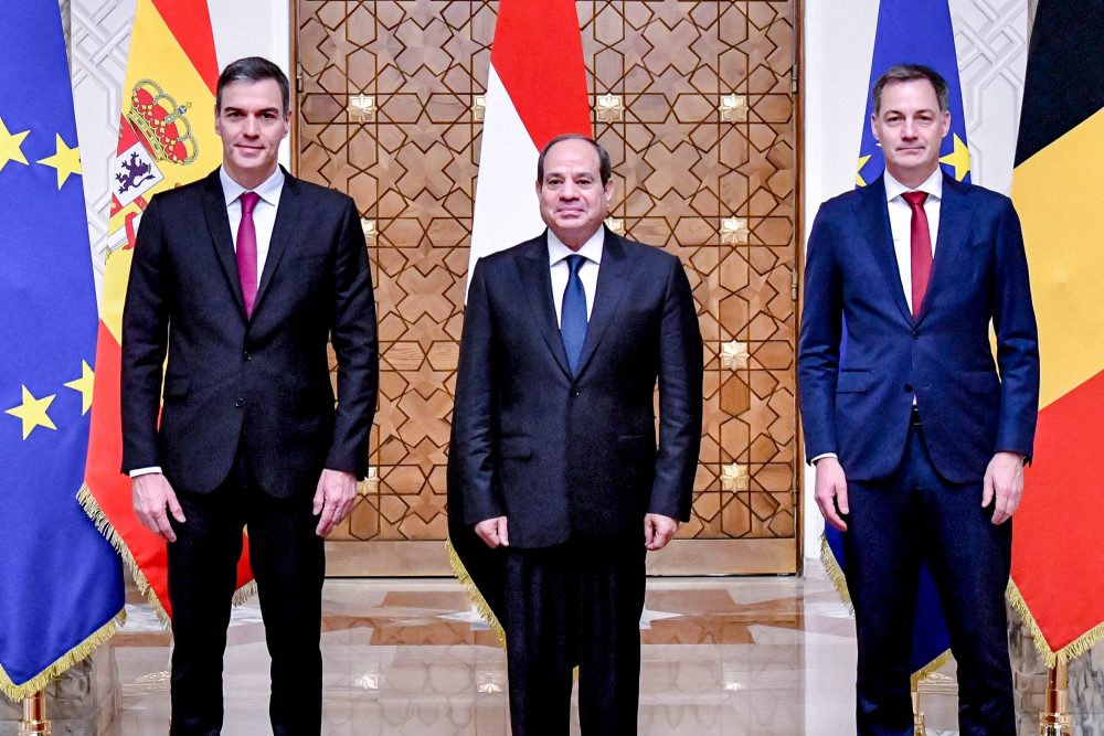 Pedro Sanchez, Abdel Fattah al-Sisi und Alexander De Croo in Kairo (Bild: Handout/Egyptian Presidency/AFP)