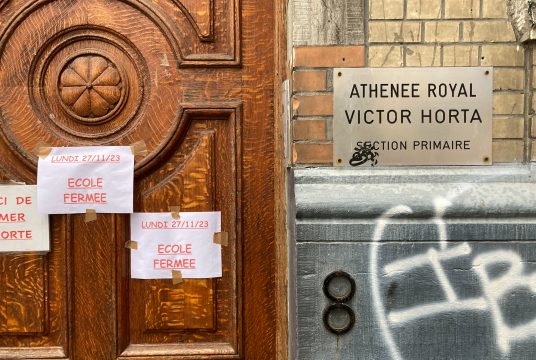 Geschlossene Schule in der Gemeinde Saint-Gilles in Brüssel (Bild: Lou Lampaert/Belga)