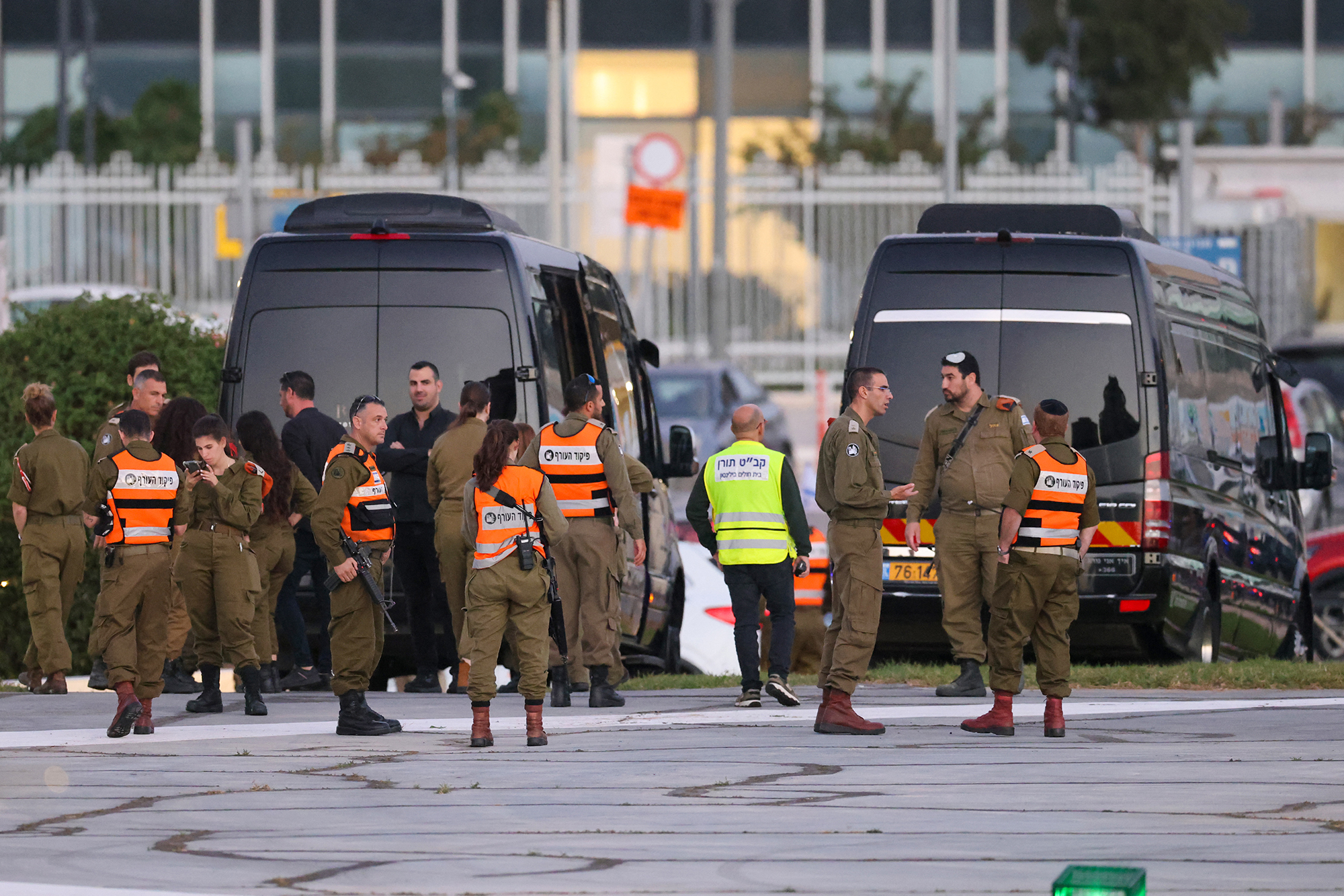 Israelische Sicherheitskräfte warten in Tel Aviv auf die freigelassenen Geiseln (Bild vom 24. November: Fadel Senna/AFP)