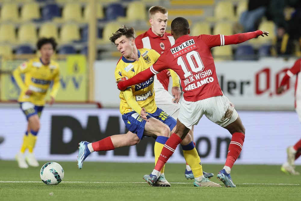 Jarne Steuckers (Sint-Truiden) uand Antwerp's Michel Ange Balikwisha (FC Antwerpen) (Bild: Bruno Fahy/Belga)