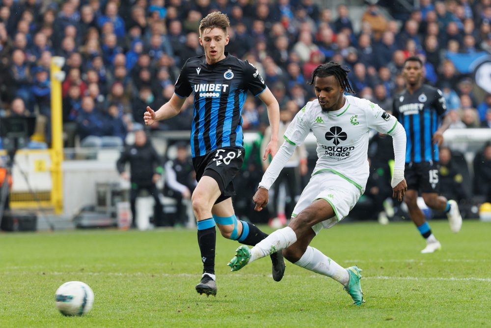 Jorne Spileers von Club Brugge und Yann Gboho von Cercle Brugge kämpfen um den Ball (Bild: Kurt Desplenter/Belga)