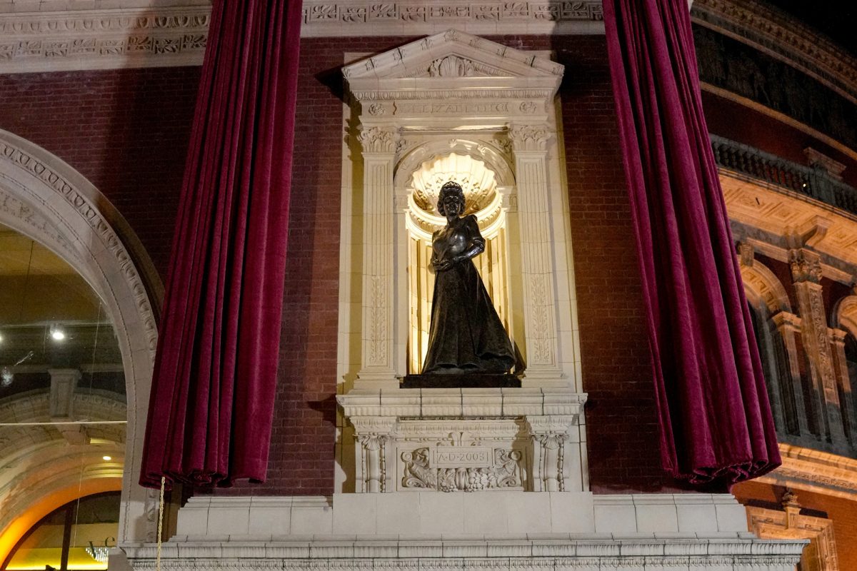 Statue der verstorbenen britischen Königin Elizabeth II. in der Royal Albert Hall in London (Bild: Maja Smiejkowska/Pool/AFP)