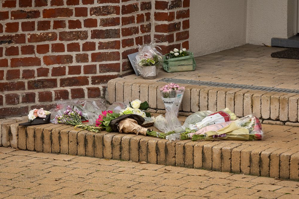 Blumen vor dem Haus der ermordeten Rechtsanwältin