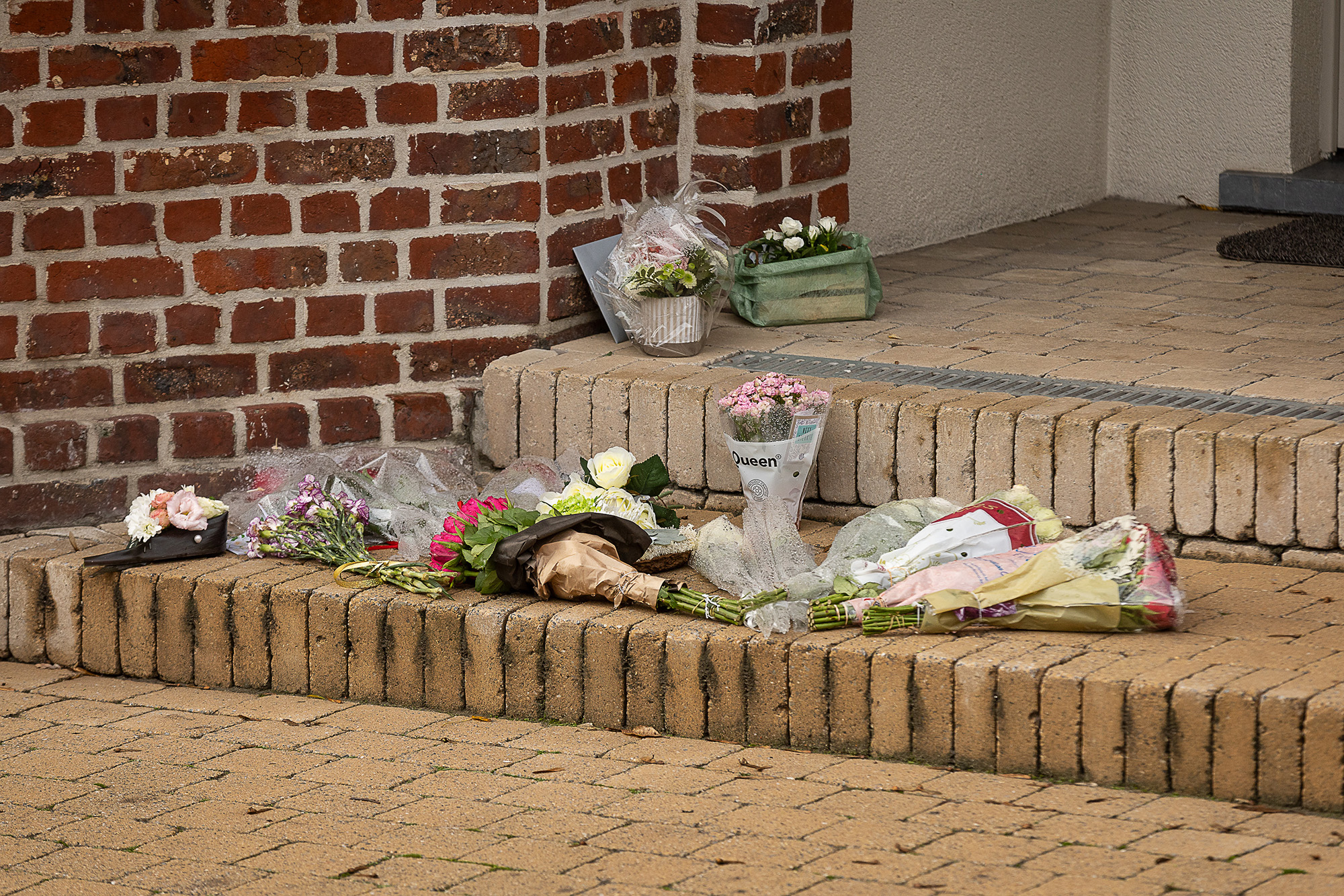 Blumen vor dem Haus der ermordeten Rechtsanwältin