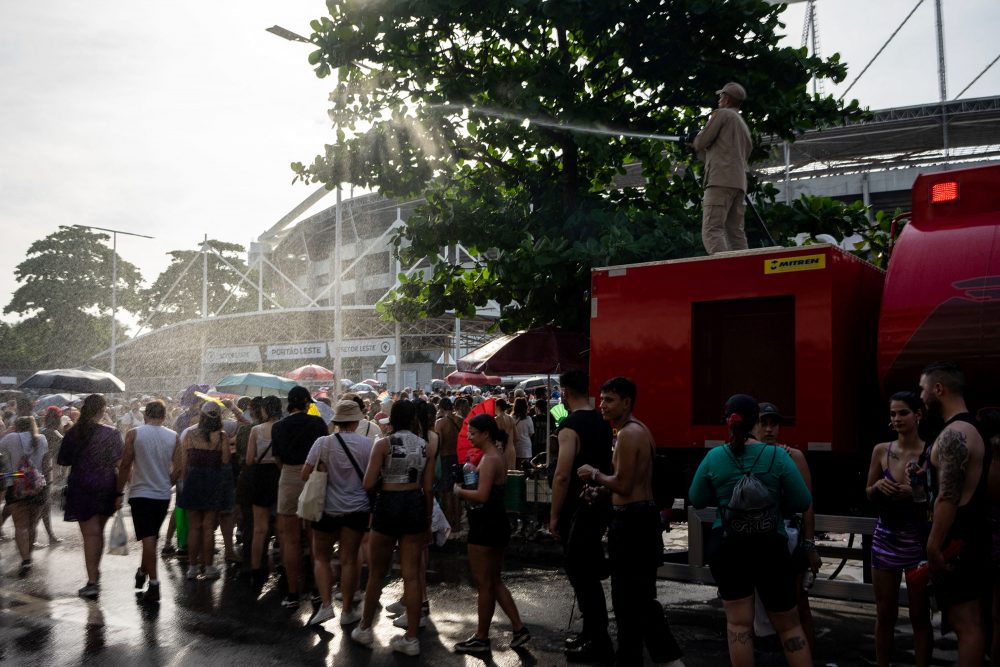 Vor dem Taylor-Swift-Konzert: Feuerwehr sorgt für Abkühlung (Bild: Tercio Teixeira/AFP)